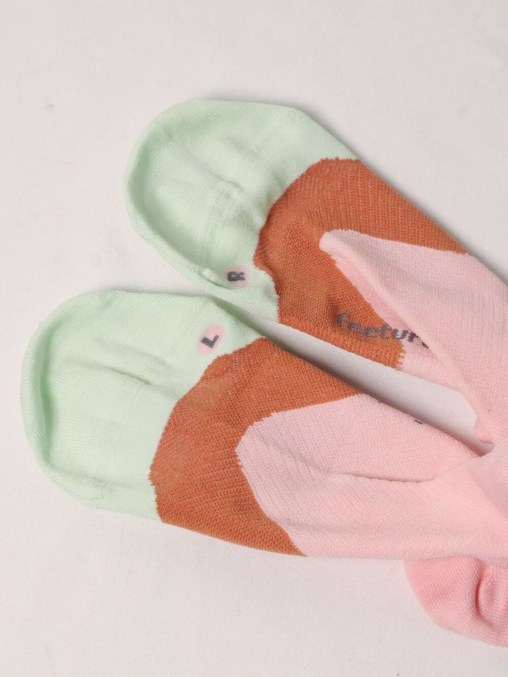 Size M | Feetures Elite Ankle Socks Lightweight No Show Socks - Picture 2 of 4